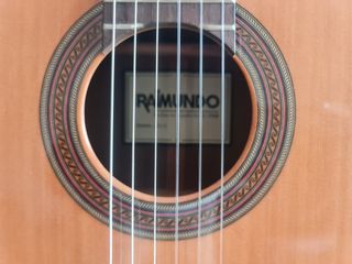 Guitarra clásica Raimundo 120E
Amplificada 