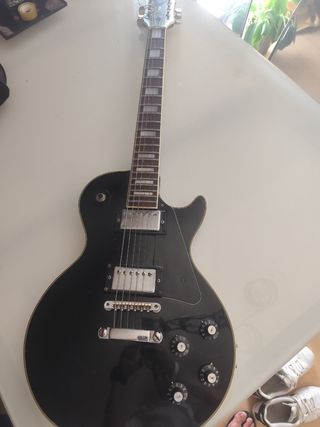 Guitarra eléctrica negra del año 1979