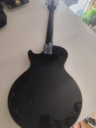 Guitarra eléctrica negra del año 1979