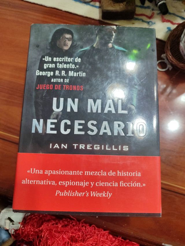 Un mal necesario (Tríptico de Asclepia 3) (Span...