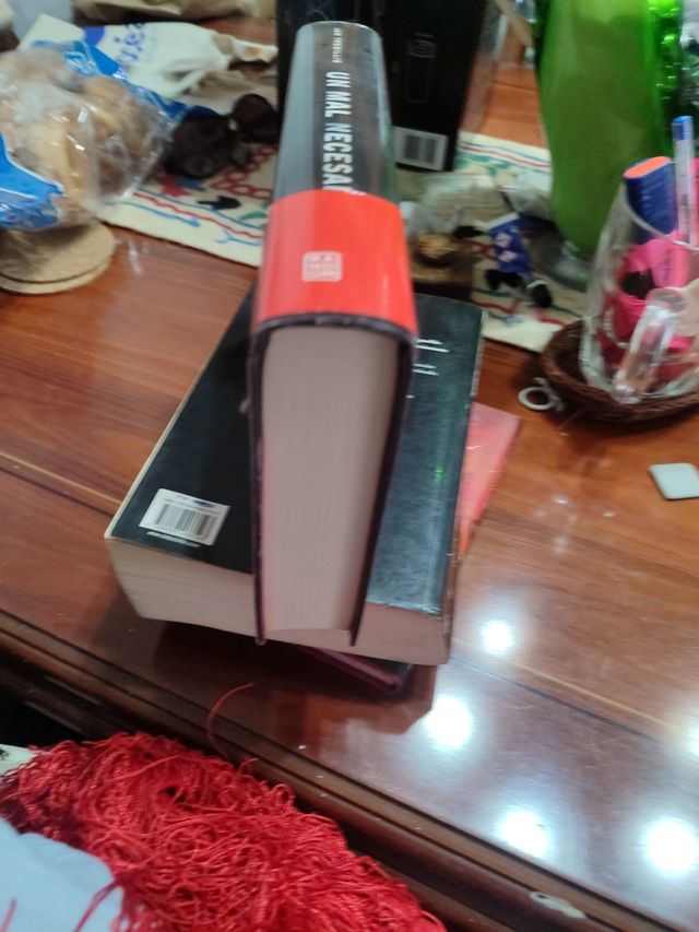 Un mal necesario (Tríptico de Asclepia 3) (Span...