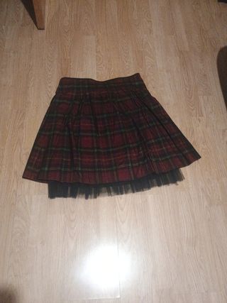 Falda escocesa roja y negra