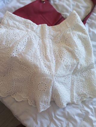 Bermudas blancas bordadas talla M