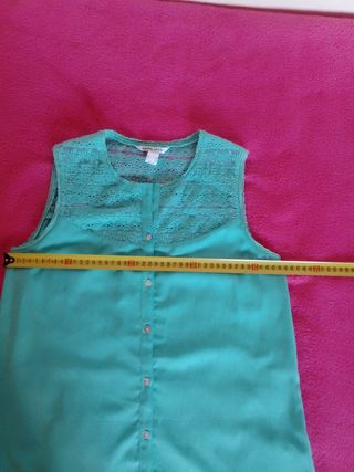 Blusa turquesa sin mangas.