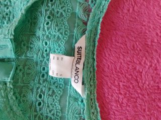 Blusa turquesa sin mangas.
