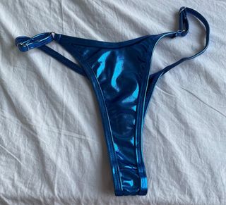Tanga azul brillante