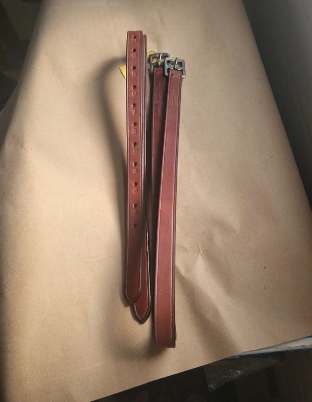 Acciones estribos cuero marrón