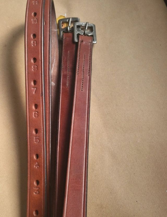 Acciones estribos cuero marrón