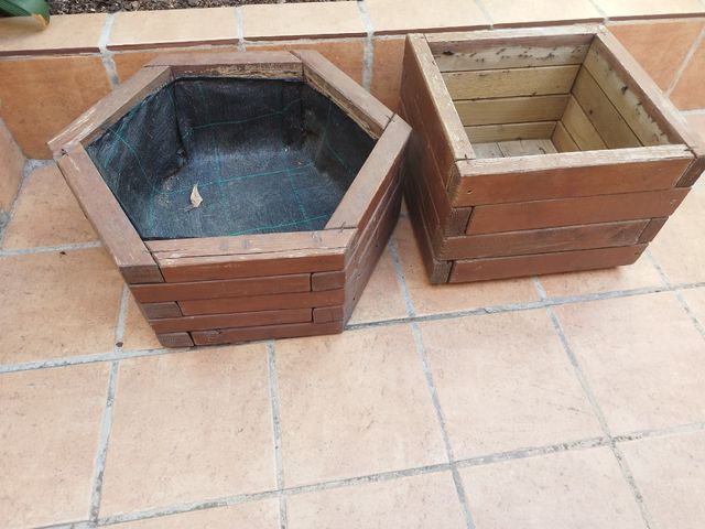 2 jardineras madera marrón,solo venta en persona