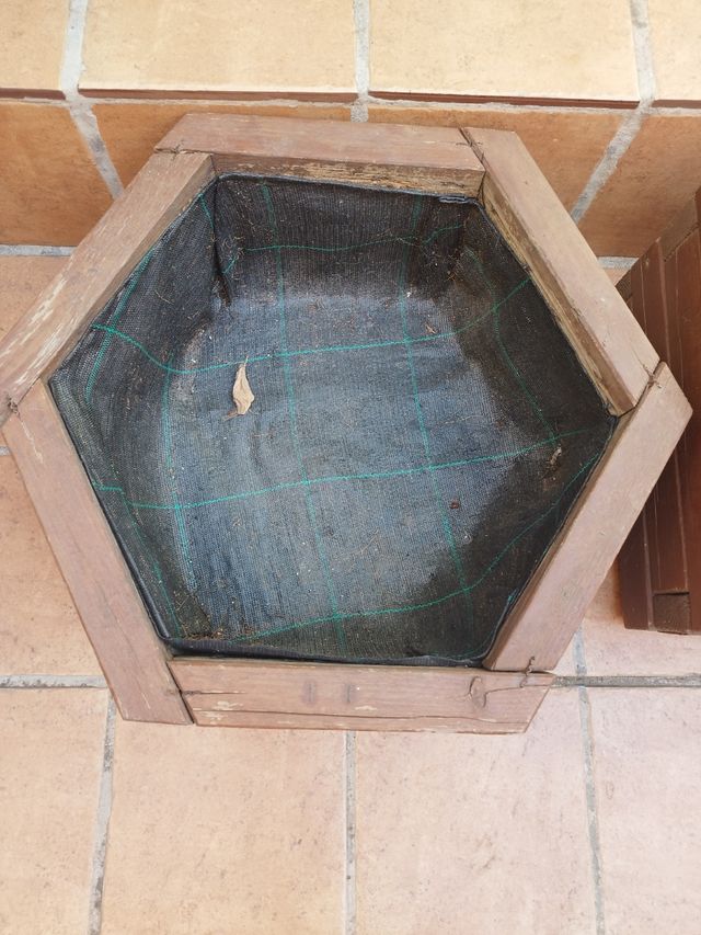 2 jardineras madera marrón,solo venta en persona