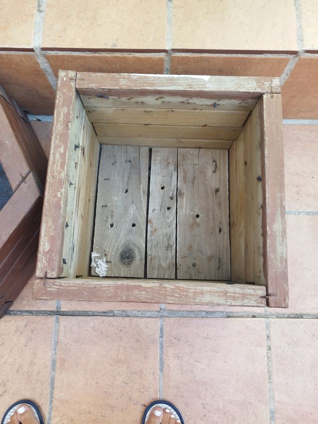 2 jardineras madera marrón,solo venta en persona