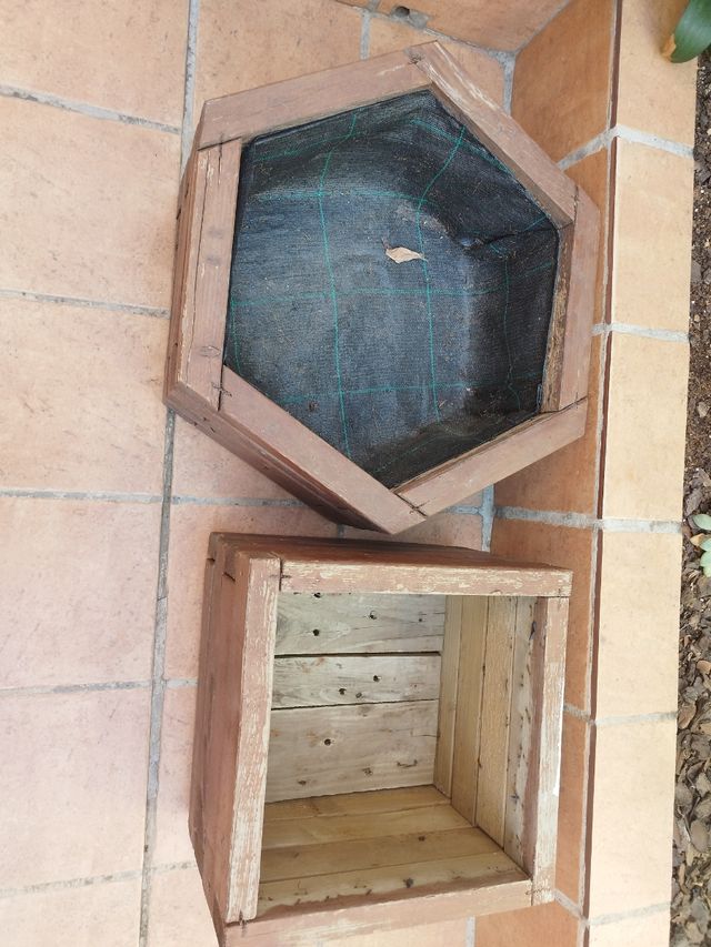 2 jardineras madera marrón,solo venta en persona