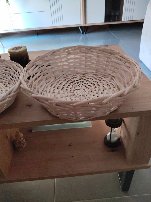 ESTUPENDAS cestas de mimbre blancas las 2 por 5 €