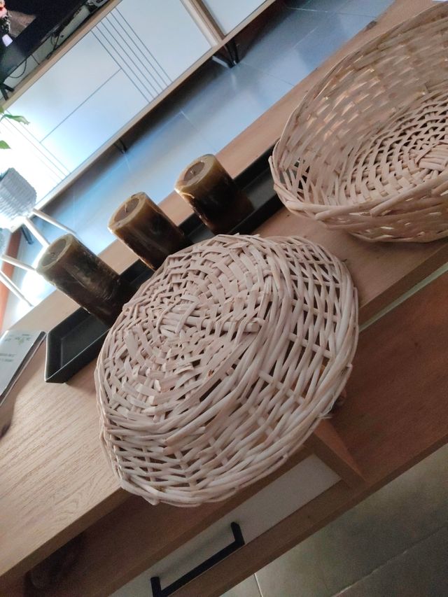 ESTUPENDAS cestas de mimbre blancas las 2 por 5 €