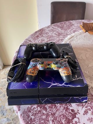 PS4 (PlayStation 4) 1TB + 2 mandos 
