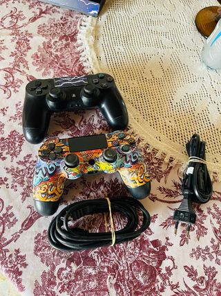 PS4 (PlayStation 4) 1TB + 2 mandos 
