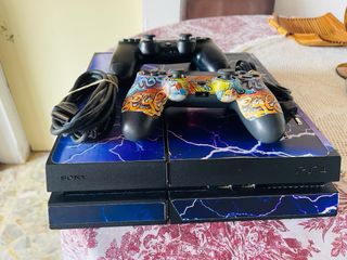 PS4 (PlayStation 4) 1TB + 2 mandos 
