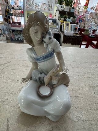 Statua Nao: ragazza con gatti