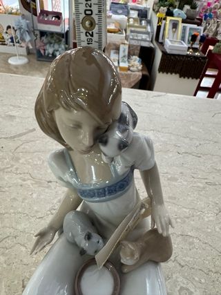 Statua Nao: ragazza con gatti