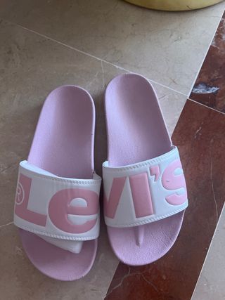 Chanclas Levi's rosas