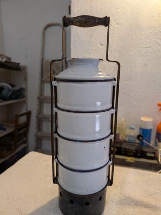 Fiambrera de metal con soporte antiguo