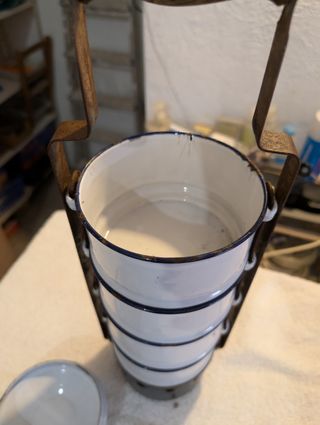 Fiambrera de metal con soporte antiguo