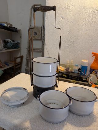 Fiambrera de metal con soporte antiguo