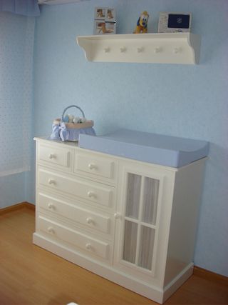 Cuna y cómoda bebé madera blanca