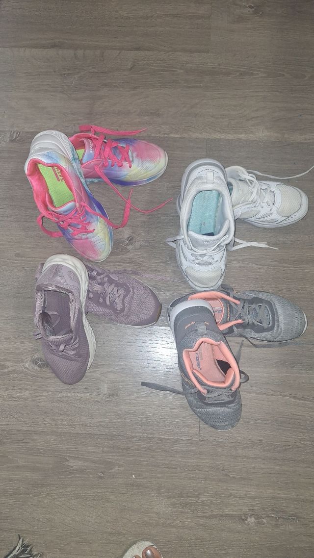 4 Zapatillas Skechers - Variadas