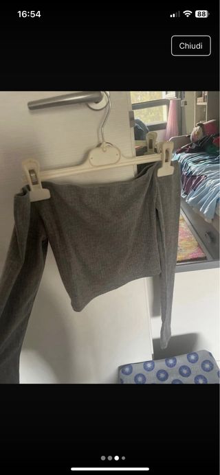 Maglia Grigia a Spalla Nuda
