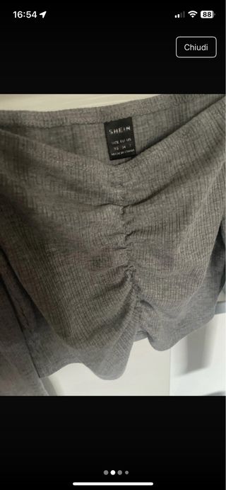 Maglia Grigia a Spalla Nuda