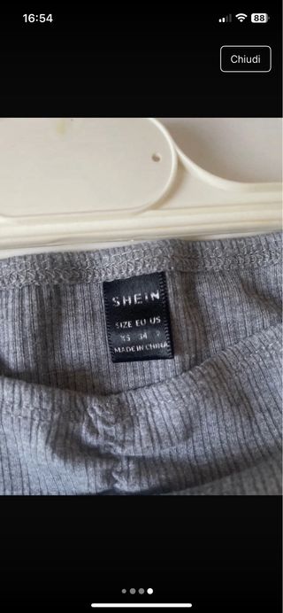 Maglia Grigia a Spalla Nuda