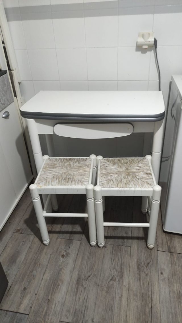 Mesa blanca plegable + 2 taburetes