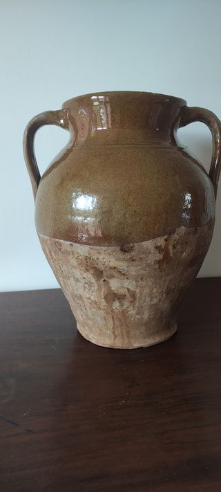 Tinaja antigua de barro con asas