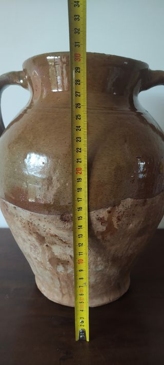 Tinaja antigua de barro con asas