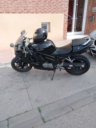 Hyosung GT650R Comet negra