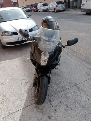 Hyosung GT650R Comet negra