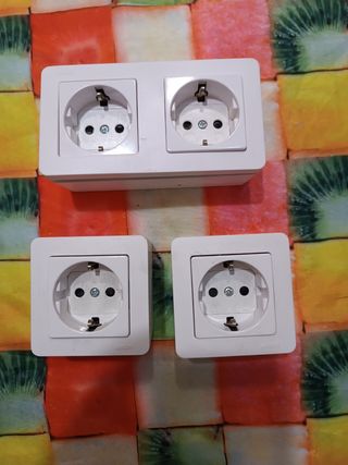 3 enchufes eléctricos blancos