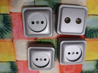 3 enchufes y 1 conector de antena