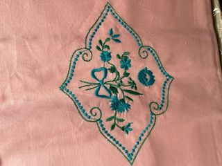 Lenzuola ricamate rosa e turchese