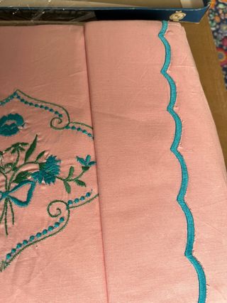 Lenzuola ricamate rosa e turchese