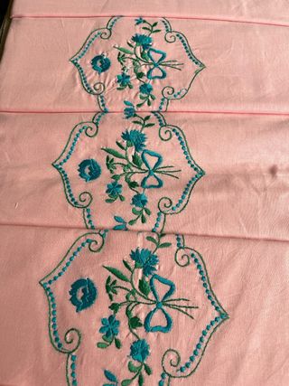 Lenzuola ricamate rosa e turchese
