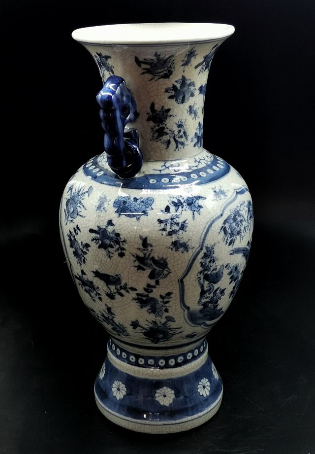 Jarrón antiguo de porcelana con precioso diseño