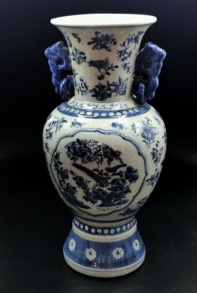 Jarrón antiguo de porcelana con precioso diseño