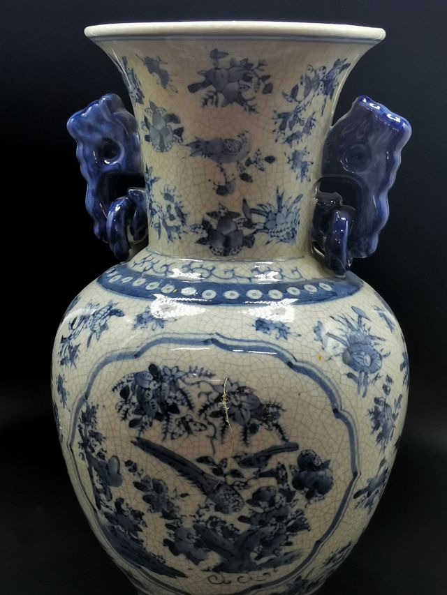 Jarrón antiguo de porcelana con precioso diseño