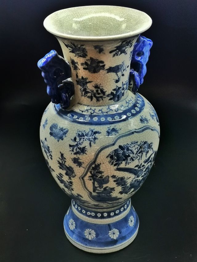 Jarrón antiguo de porcelana con precioso diseño