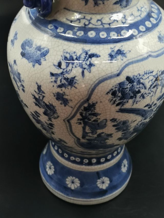 Jarrón antiguo de porcelana con precioso diseño