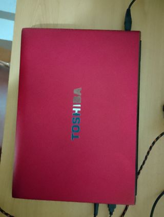 Portátil Toshiba rojo - i5, 6GB RAM