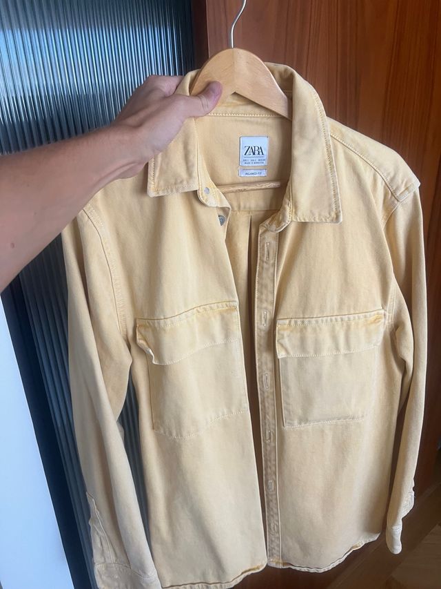Cazadora vaquera Zara amarilla