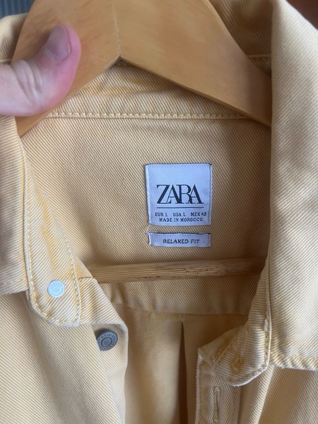 Cazadora vaquera Zara amarilla